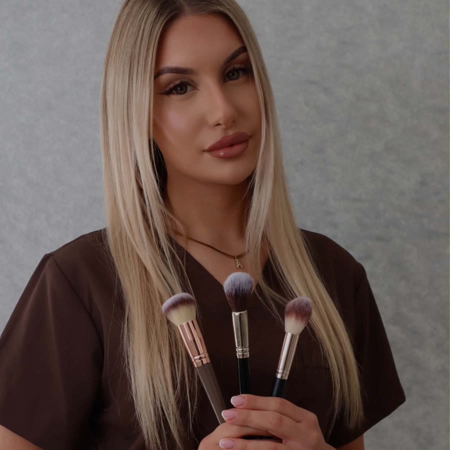 Patrycja Uniat, dyplomowana wizażystka, z pędzlami do makijażu